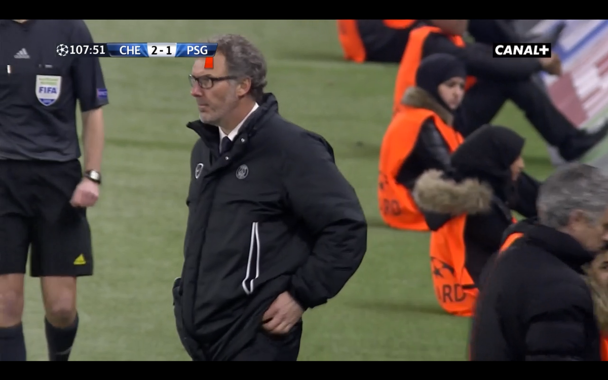 LinoTreize's tweet image. En France une femme voilée c'est très mal vu. À Londres elle peut être stadier.