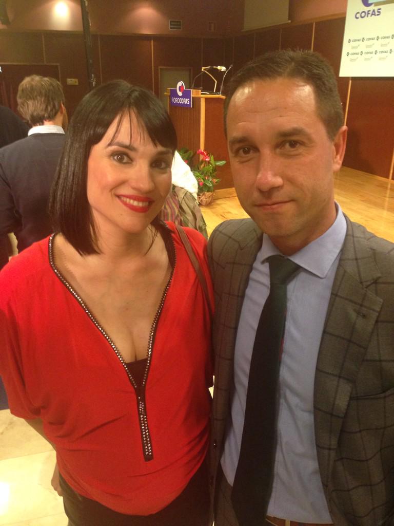 davidglezpaneda's tweet photo. Después de conocer y escuchar a @_IreneVilla_ y María Belon en @foroCOFAS los problemas y la vida se ven diferentes!! http://t.co/YFt2uZBzob