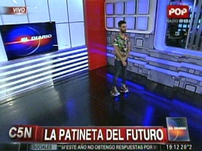 C5N's tweet photo. #AHORA: Si este tuit llega a los 500 Retuits (RT) Eduardo Feinmann se sube a la patineta del futuro en vivo http://t.co/lqOU5yWZym