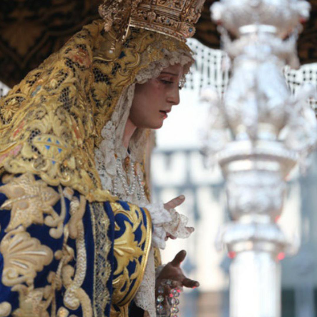 Ssantero_malaga's tweet photo. "Reina de Capuchinos
Dulce Nombre celestial
El Gran Perdón de tus hijos
Que a hombros siempre rezarán" http://t.co/CuLZPgg33V