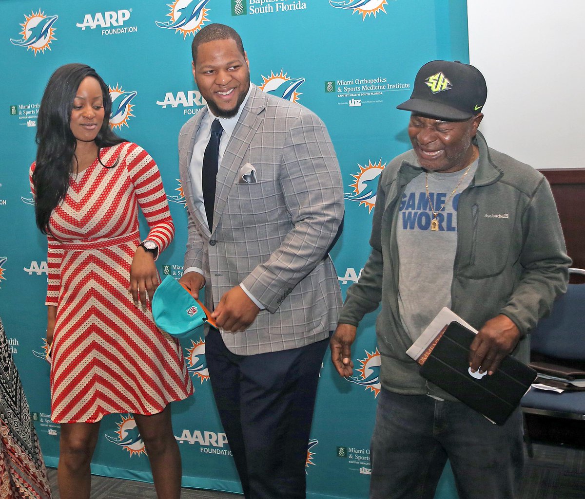 ENH_Deportes's tweet photo. Presentación de Ndamukong Suh con los Miami Dolphins [GALERIA]
http://t.co/muJrzkKRdN @elnuevoherald #patrickfarrell http://t.co/Lnn0bYxYsM