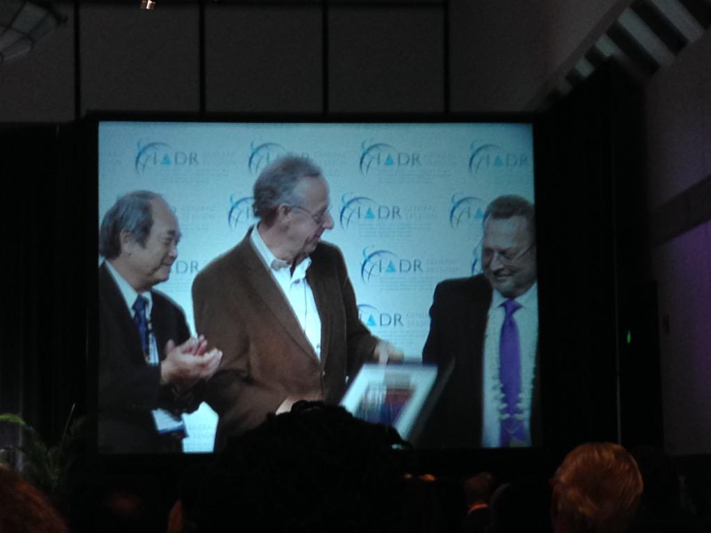 iadrchile's tweet photo. Profesor Eduardo Couve recibiendo el premio a la mejor portada JDR en la 93rd IADR Boston 2015.. #IADR2015 http://t.co/6aT5Y2eBg8