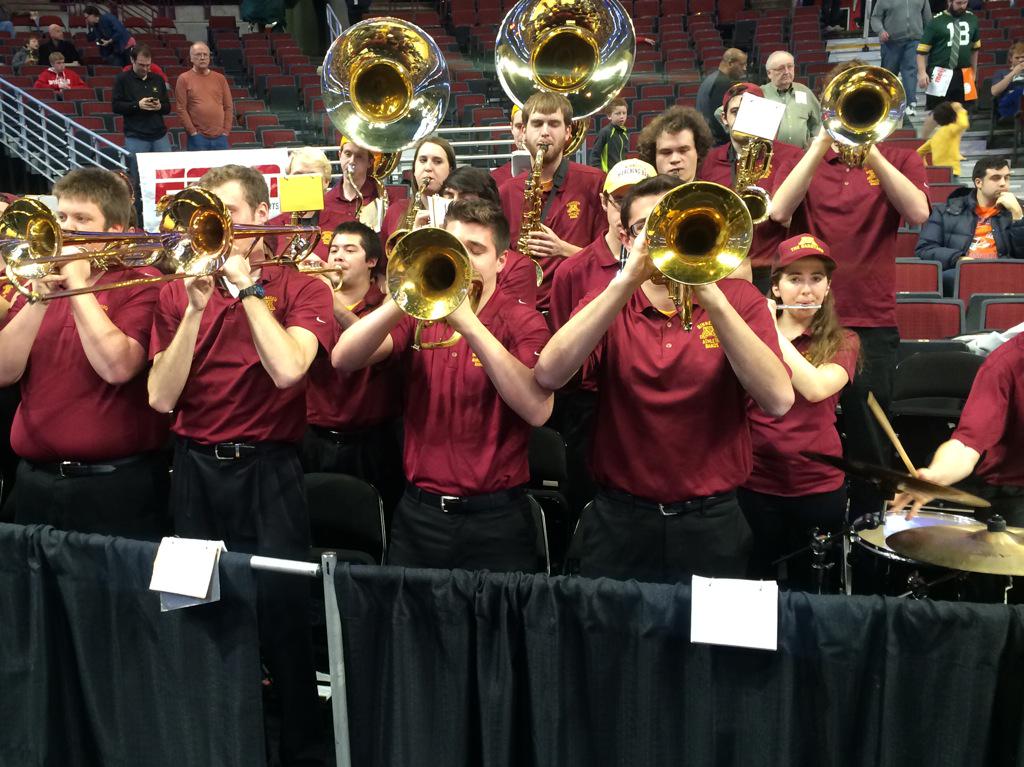 GopherMBB's tweet photo. .@TheUMMB, @GoldytheGopher and the Cheerleaders all ready to bring it! #B1GTourney http://t.co/m75XwXIH0E