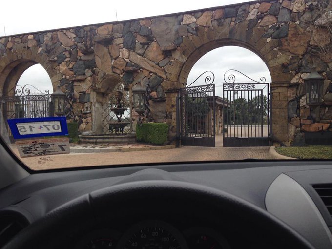 IM TRAPPED THE GATES WONT OPEN http://t.co/ug6zFMSMnh<a href="/tag/todayskidswillneverknow"class="tags"><span>#todayskidswillneverknow</span></a>