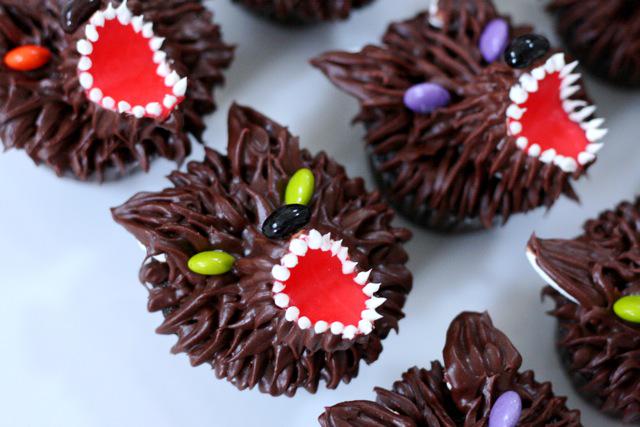 kldowns's tweet photo. @attoliancrown He didn't get the guts to do it until someone saw the cupcakes he bakes when he feels sad. #InstaPack http://t.co/YuDDoZb1VO