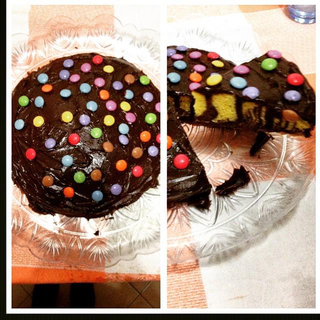 ciokolove's tweet photo. La torta zebrata:) #torta #dolci #smarties #cioccolato #cioccolata #food #loveit #lovely #picoftheday #cake #cakeof… http://t.co/I6vx8Hgm9R