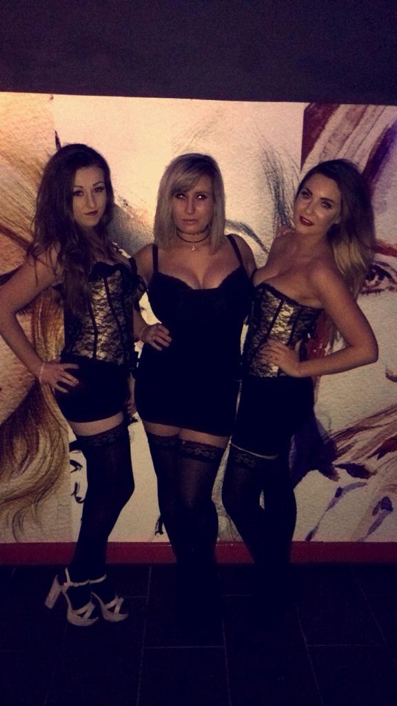 carly_x6's tweet photo. @holliheath @MercedeSavanna #toplasses #mybitches 🙆🙅💁🙋 http://t.co/yMUOoF1dG2