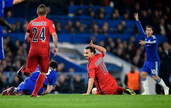 calendize's tweet photo. https://t.co/aZ5JSqcZyz 
Should @Ibra_official  have had RED in this situation? 

Comment and give your opion http://t.co/r0XZCsVQu9