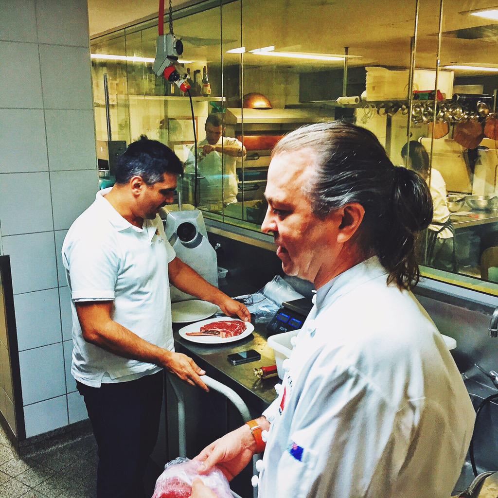 Final touches for #Qantasepiqure #Producertoplane <a href="/FoodWineDine/">Food Wine Dine</a> #film today with the legend Neil Perry <a href="/rockpoolgroup/">Pyszne potrawy</a>