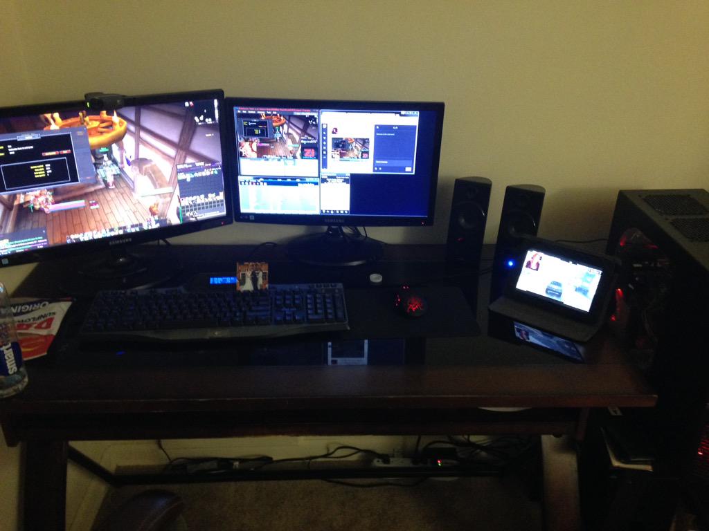 zi_ctr's tweet image. What do you think? Go for the third monitor?..Maybe...