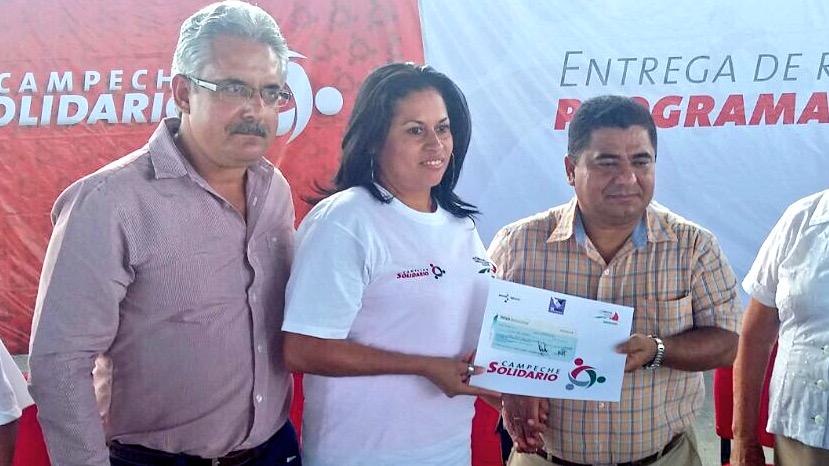 micksunarylee's tweet photo. Entrega de recursos de #ProgramasSolidarios en #Escárcega @RicardoOcampoF en representación de @ferortegab @SEDESORE http://t.co/fL9LT0C8gk