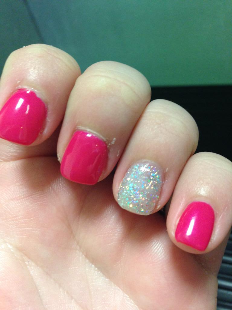 BeffudledBride's tweet photo. Always showing off the sparkle nail! Any other engaged ladies take part? #engaged #wedding #bride #nails #nail http://t.co/u4IUYFo8Ht