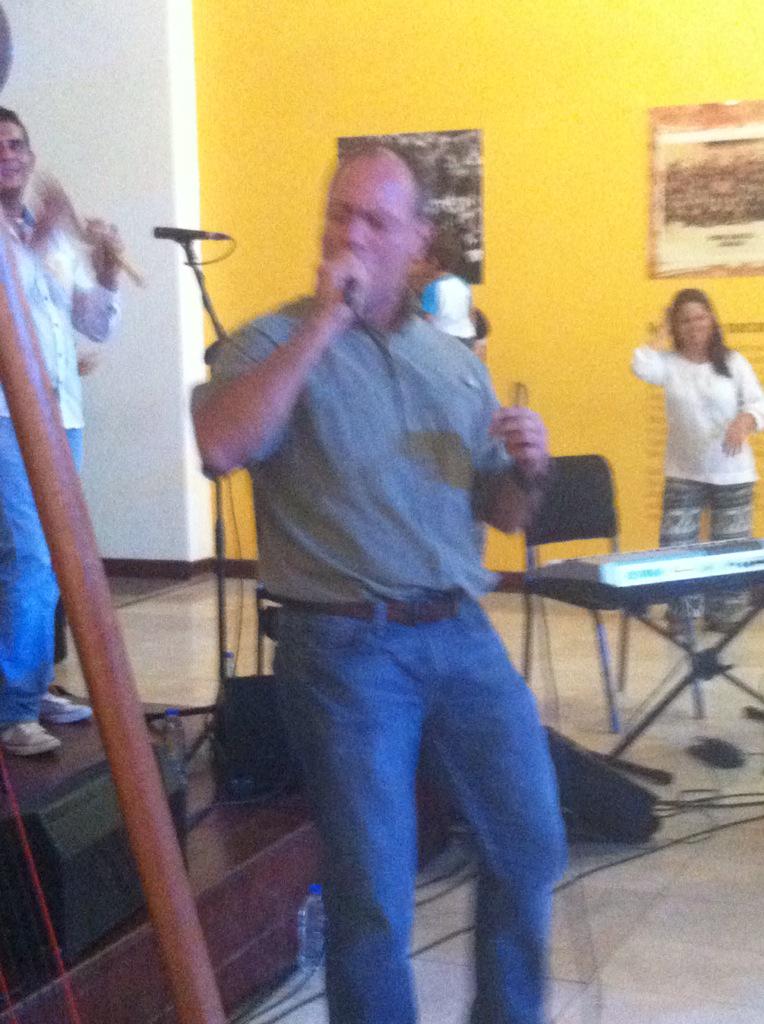 ProfesionalVe's tweet photo. tardes de recital y conciertos con @ProfesionalVe @FathyOficial @wilmaracas @ledezmamaxilo @anaisabeldom #Carmelitas http://t.co/wcwGOxdVPC