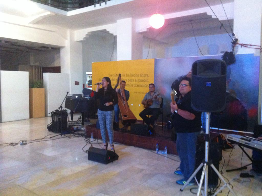 ProfesionalVe's tweet photo. tardes de recital y conciertos con @ProfesionalVe @FathyOficial @wilmaracas @ledezmamaxilo @anaisabeldom #Carmelitas http://t.co/wcwGOxdVPC