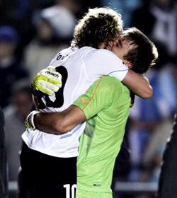 FerMuslera's tweet photo. Gracias eternas por todas las alegrías que nos has dado todos estos años. Te vamos a extrañar, Diego! @DiegoForlan7 http://t.co/mkcTdOlm3Y