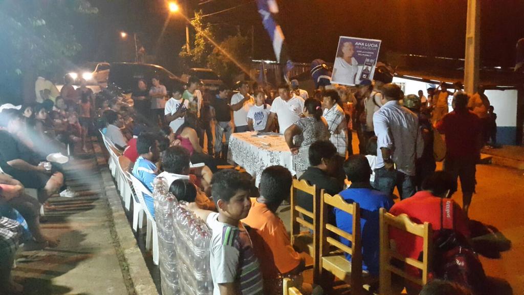 UciaAna's tweet photo. Gracias al cariño de la gente del barrio los Tajibos. Recibimos sus sugerencias. http://t.co/2dXqnNAB1g