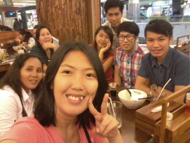 Maria_Zhenwei's tweet photo. With Sepupu yang depan paling narsis wwkw @Nolza104 http://t.co/9V2sHhEIek