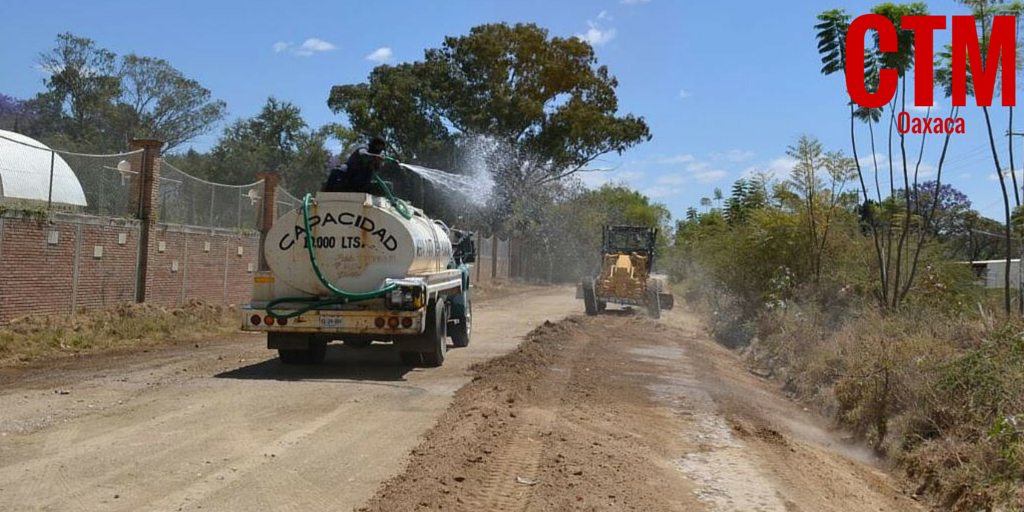 CTMOaxaca's tweet photo. Trabaja #ÁlvaroReyes para contrarrestar los bloqueos en la capital http://t.co/mrJXcmgMOu #CTMOaxaca #México #Oaxaca http://t.co/sVoV3yiQRb