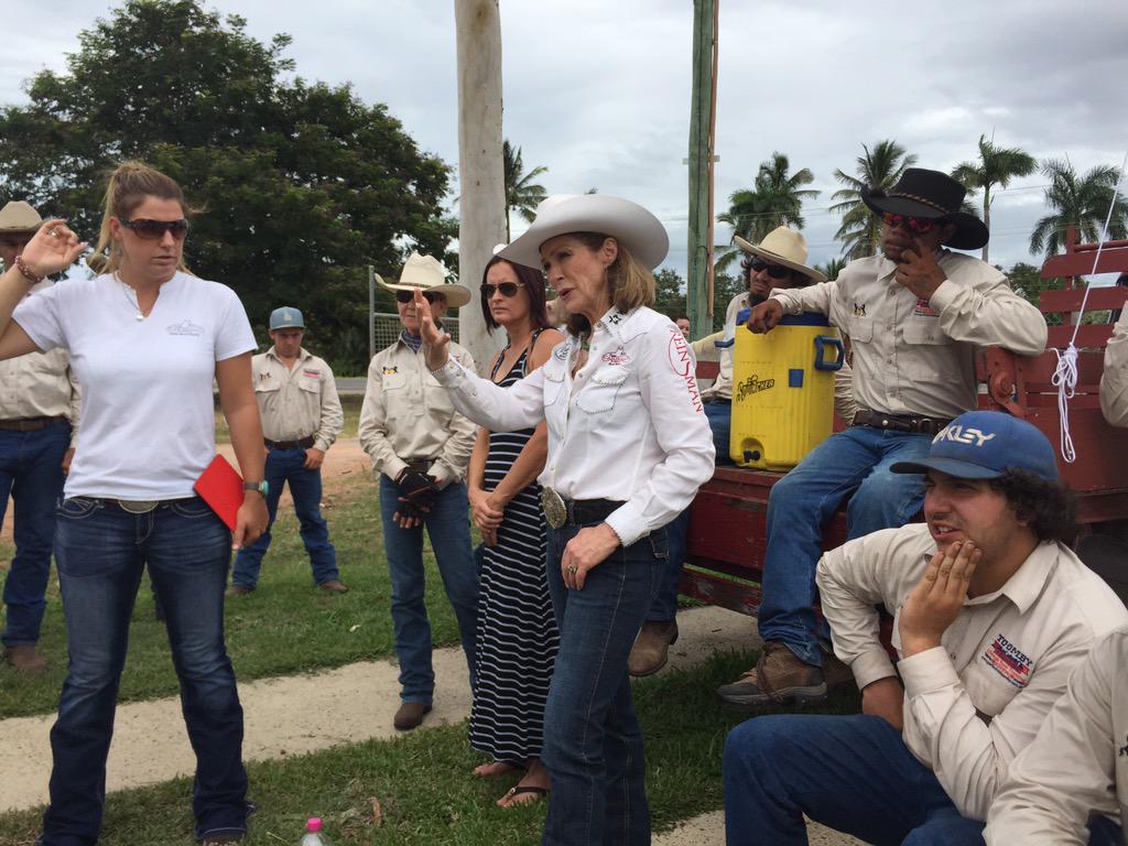 dNdCowgirl84's tweet image. @SharonCamarillo learning with #teamtoomby trainees @Feed2Go #australia #TEMT #townsville