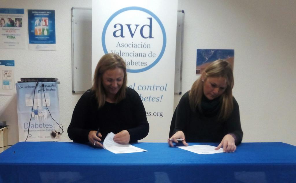 bernalsanchis's tweet photo. Firmando el Convenio de Colaboración con la @AVDiabetes y estrechando lazos para dar a conocer esta patología http://t.co/1aLBqvGX46