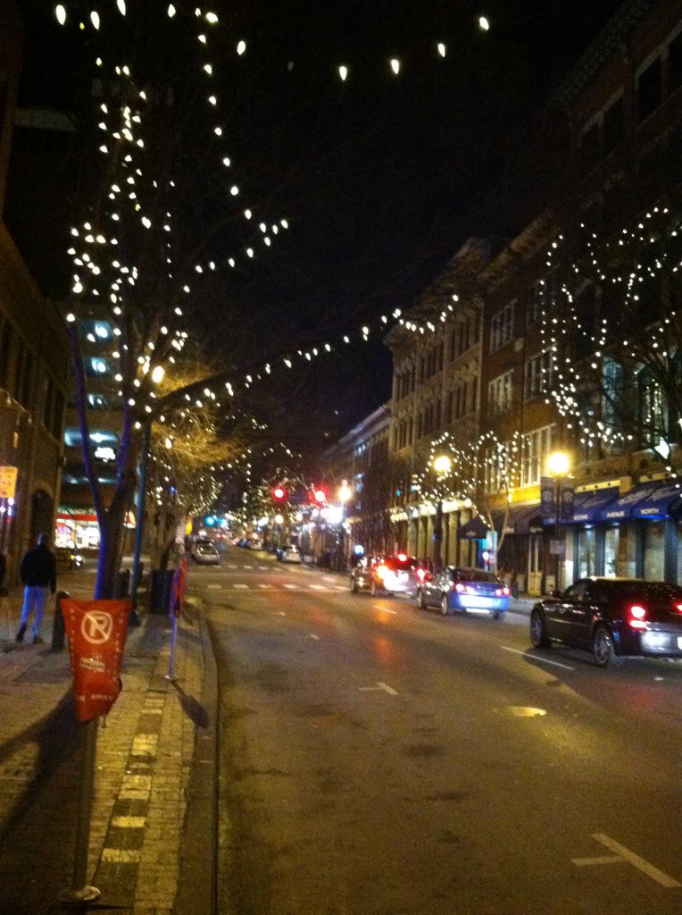 the_a_brand's tweet photo. Downtown Nashville #6side 🙏 http://t.co/P3apmIcE6T