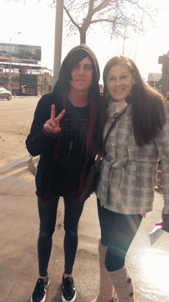 DanieMitchell's tweet photo. @Kellinquinn Iam waiting for u to follow me! http://t.co/f3lDs4hTOR