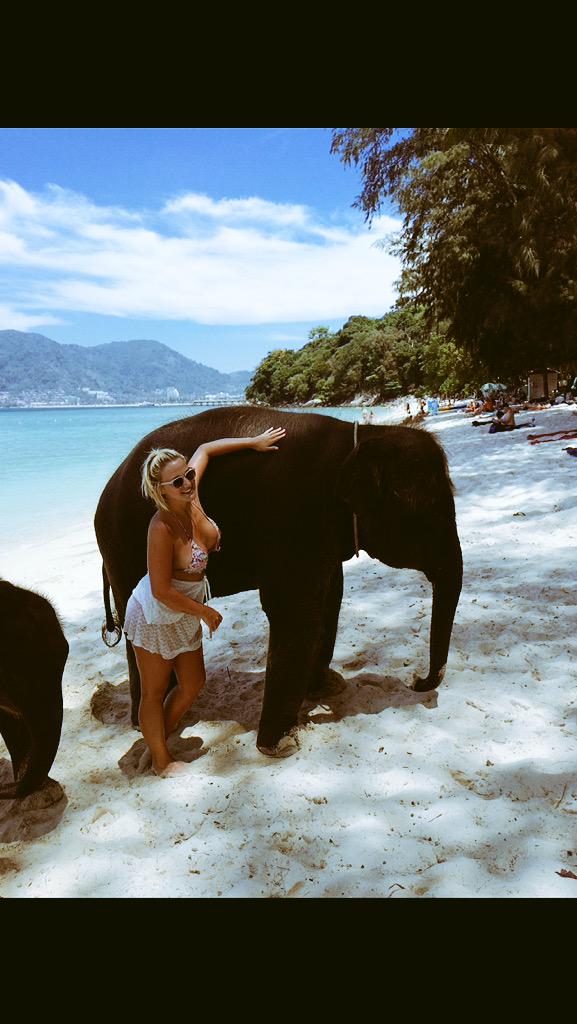Licybarbie's tweet image. Sorry elephants he is taken @lordashton1978 Yaya loves kisses #beachday #elephantfun #kisses #amazing