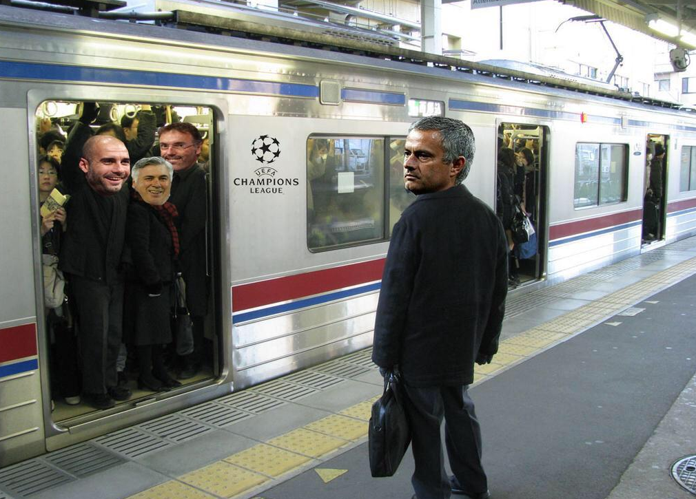 voetbalzonenl's tweet photo. José Mourinho weet nu ook hoe het voelt als je een trein niet in mag! #chelsea #chepsg #ucl http://t.co/1gd5NNfQjq
