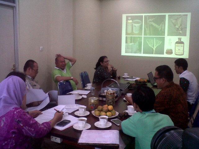 Cakep RT <a href="/TukangKaceb/">1927</a>: Prof. Musri (Unsyah)mempresentasikan produk2 yg berasal dari ganja #Legal