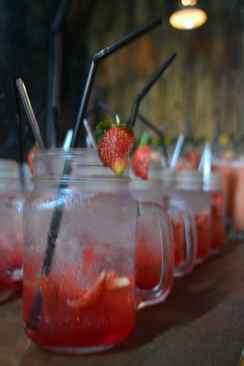 Ya Allah, panaaassssss sekalihhhh! tapi tenang aja. ademin sama yg seger-seger seseger Strawberry Freezy