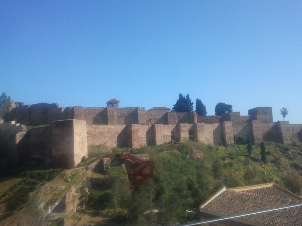 malagatour's tweet photo. #HotelExtras #CityExpert #JuanGarcia  #CitySightseeing juntos en #Batik #Malaga Comida,atencion y vistas maravillosas http://t.co/m8ymrj9D2a