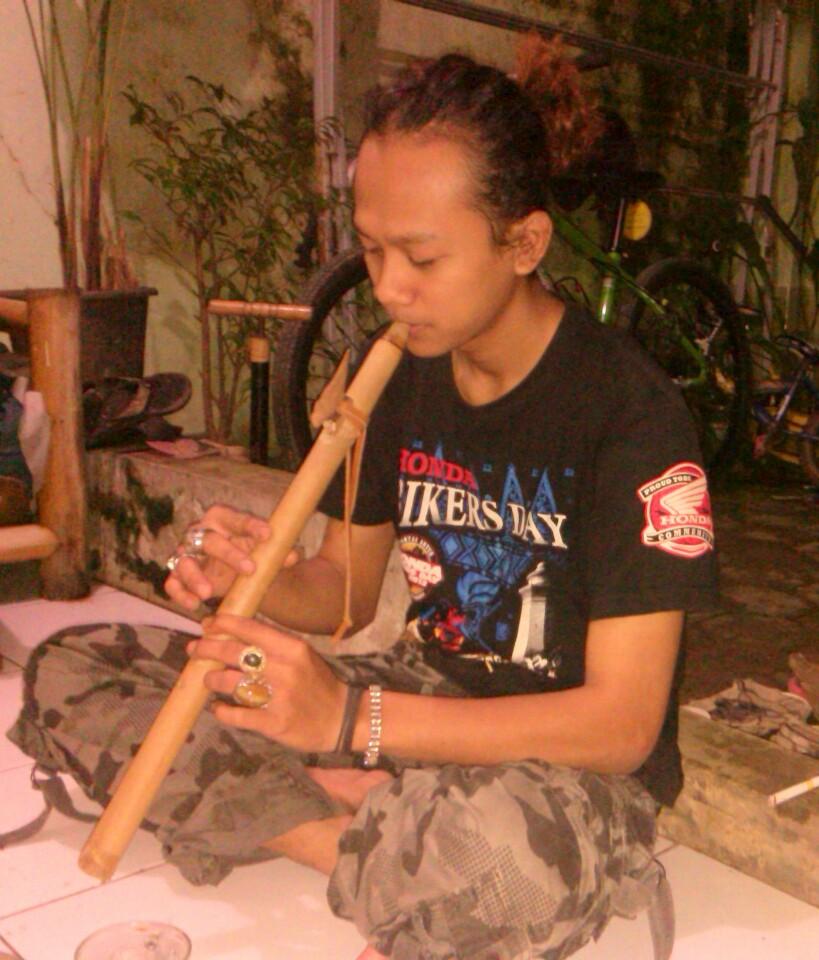 Sukmaraksa's tweet photo. Di ajar niup cenah... http://t.co/t4ZqXKfB91