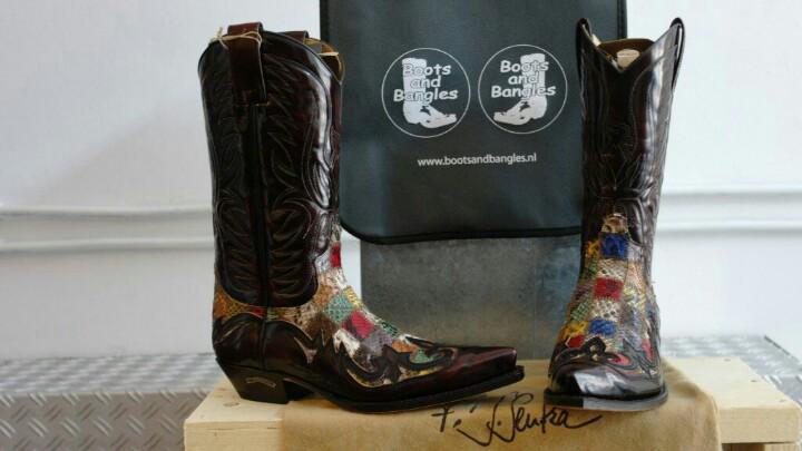 BootMasterNL's tweet photo. Its a cowboy boot day today ;-);-) #bootsforwork http://t.co/rNvW6nE4Ga