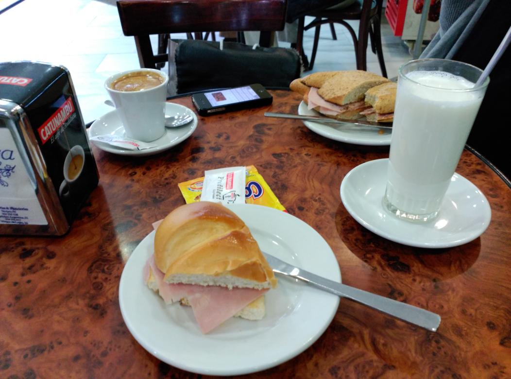 AngelaRaposo1's tweet photo. Dspues de un buen madrugon toca reponer todo lo q hemos perdido!! @ladyinmaporras #muxogymtempranero #desayunitobueno http://t.co/XLN1ZFnrKB