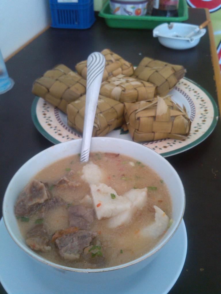 cotomakasar_uli's tweet photo. @JajanBalikpapan cuaca dingin2 gini enak makan Coto Makassar min, silahkan mampir di Coto Makassar Uli karang rejo http://t.co/RxxRrpXLON