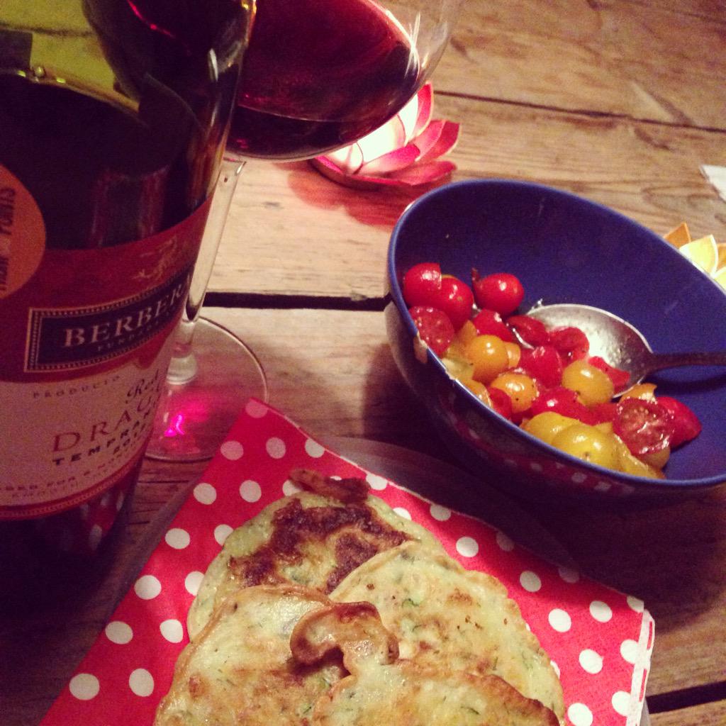 Courgette &amp; geitenkaas pannenkoekjes, aanrader! #pannenkoek #courgette #geitenkaas #dinner #food #wijn #recept