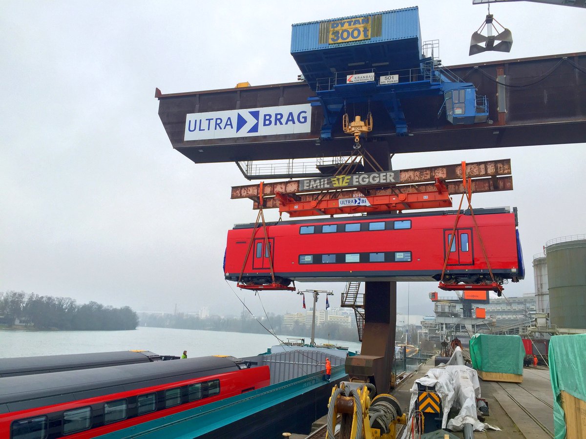 Erfolgreicher Umschlag eines Stadler Rail - Zuges (350 Tonnen) für nach Russland! Infos: ultra-brag.ch/best-ultra-bra…