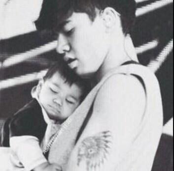 fangirlingfever's tweet photo. Who ever made this, I will come find you and bawl my eyes in front of you cause this hurts me. #vote5sos #kca http://t.co/FgAyu49EsE