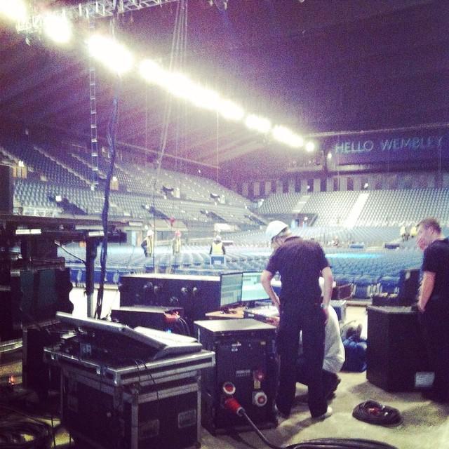 StandardCut's tweet image. #wembleyarenea before #xfactor #ontour with #simoncowell #davidwalliams #get ready folks! #london #hardhats #music …