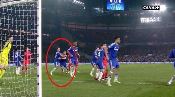 FootballFanCast's tweet photo. John Terry doing a superb job marking. Here he is, making sure PSG score by marking team-mate Gary Cahill. #CFC http://t.co/yxRjrQZdZM