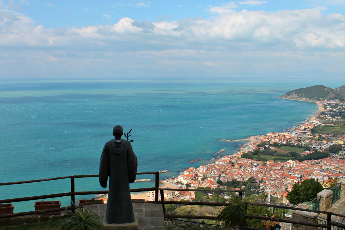 Manuela_Vitulli's tweet photo. [New]
Benvenuti al Sud, Benvenuti nel meraviglioso borgo di #Castellabate.
 #Cilentoinside
http://t.co/HwmuebDawD http://t.co/Fz9xkSxVyP