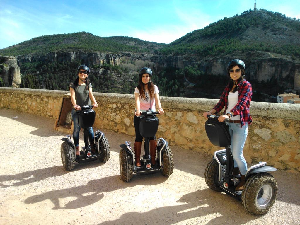 SegwayCuenca's tweet image. Cuenca, sol y segway; la combinación perfecta para este fin de semana! Estamos en la Plaza Mayor!