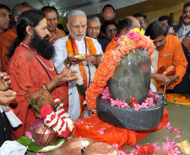 IndiaToday's tweet photo. PM @narendramodi offers prayers at Ganga Talao in Mauritius
http://t.co/YT8GNwnxGh http://t.co/UQQZgZ75v2