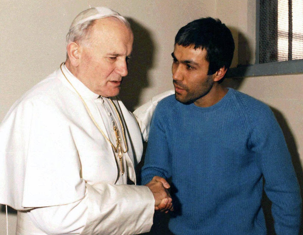 catolicos_es's tweet photo. "O somos gente que ama o somos hipócritas." Papa Francisco. http://t.co/dLoKgq7fHk #24horasparaelSeñor