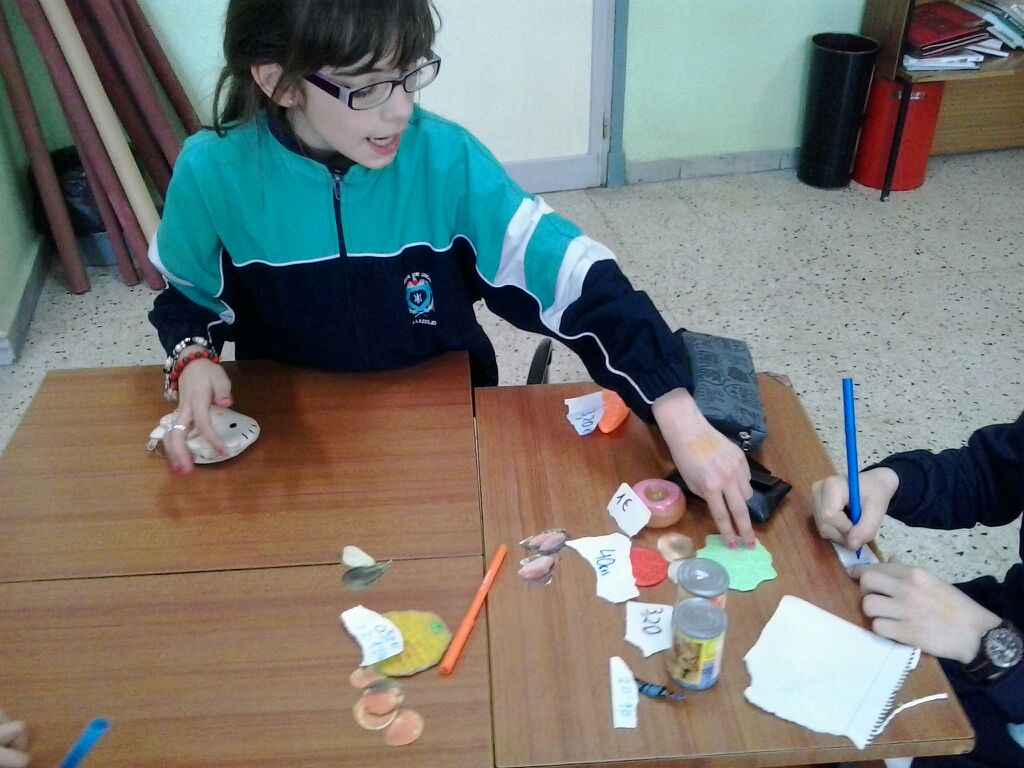 AmorDiosVa's tweet photo. En clase seguimos jugando a comprar y vender. #chefinteligente Project.  Qué divertidas son las matemáticas!! http://t.co/7DrbOdpQOy