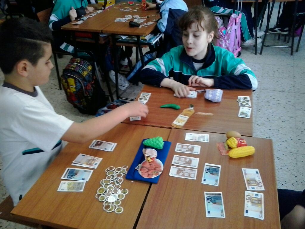 AmorDiosVa's tweet photo. En clase seguimos jugando a comprar y vender. #chefinteligente Project.  Qué divertidas son las matemáticas!! http://t.co/7DrbOdpQOy