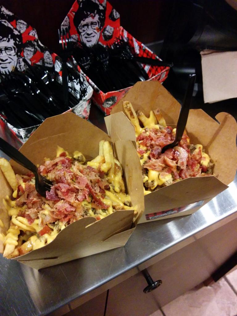 Jacktagon's tweet image. #SmokesPoutine for first time #tbt #DivineFoodIsDivine