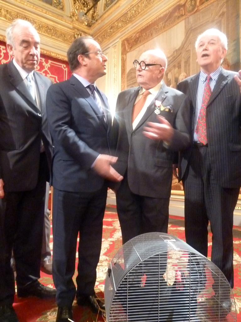 BrigitteGlon's tweet photo. La Poule Le Mans découvre les salons de l'@Elysee @J_C_Boulard #LeMans #Sarthe http://t.co/zZemxfqcQ8