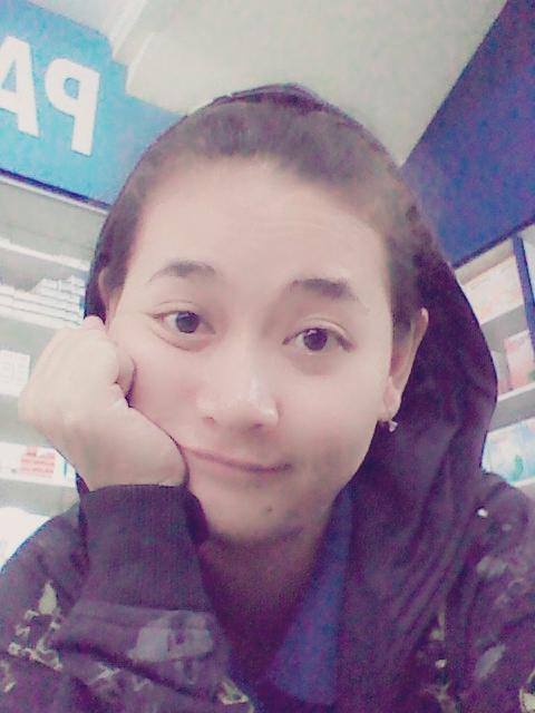Lecha_sweet's tweet photo. Wkwkwkkkk. Semprulna :D"@MettyCute92: Barusan td sambil nunggu cc @Lecha_sweet cuci kasir akoh selfie duyu aakkhh :P http://t.co/hSdb8i66lF"