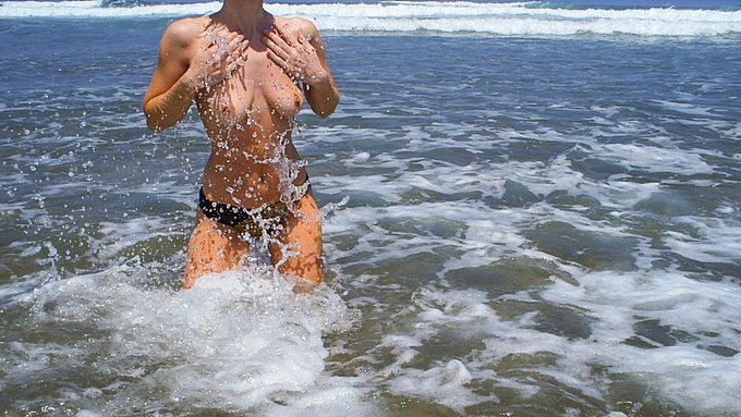 ohhh water is cold!! http://t.co/mnmuye8zL2<a href="/tag/milf"class="tags"><span>#milf</span></a><a href="/tag/upskirt"class="tags"><span>#upskirt</span></a><a href="/tag/miniskirt"class="tags"><span>#miniskirt</span></a><a href="/tag/nobraday"class="tags"><span>#nobraday</span></a><a href="/tag/nobranoproblem"class="tags"><span>#nobranoproblem</span></a>